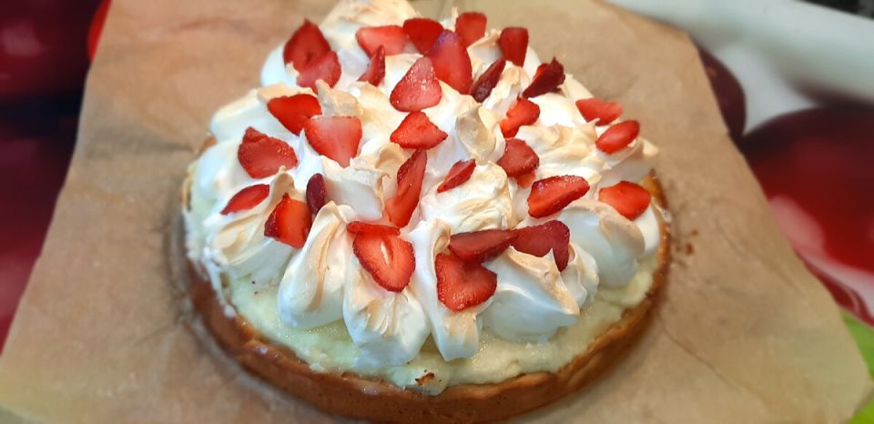 Нежный творожный пирог с меренгой: процесс, который стоит времени