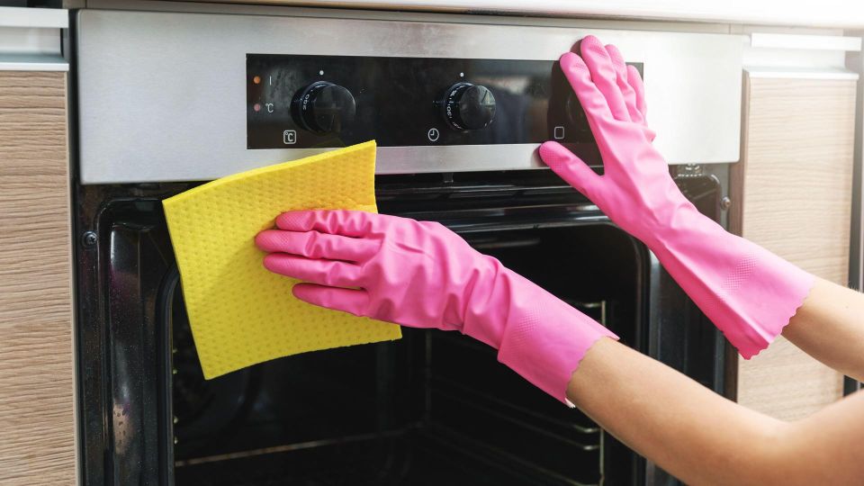 Прослужит дольше: эти простые лайфхаки помогут хозяйкам сохранить духовку в чистоте