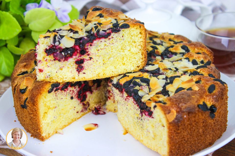 Нежный пирог с жимолостью: легкий и вкусный десерт для любого случая