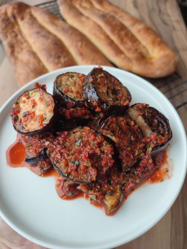 Сказочный обед: баклажаны в остром соусе и цельнозерновые лепешки