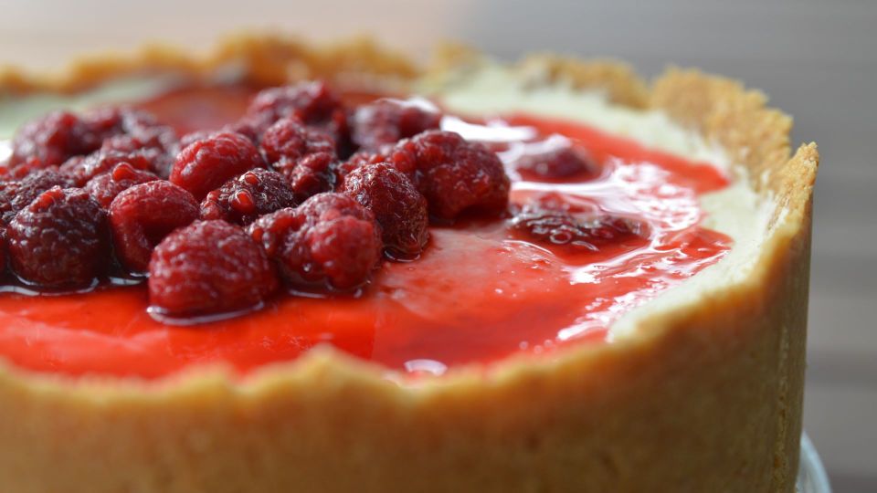 Ни одна ягода не «уползет»: вот что нужно сделать с малиной, чтобы не вытекала из пирога