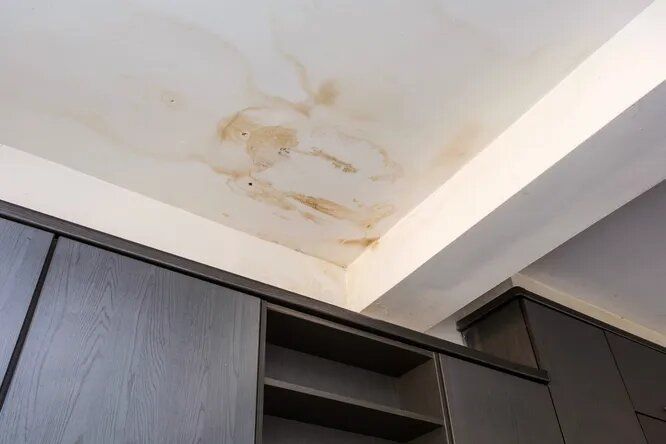 Как избавиться от водяных пятен на потолке: простые решения для вашего дома