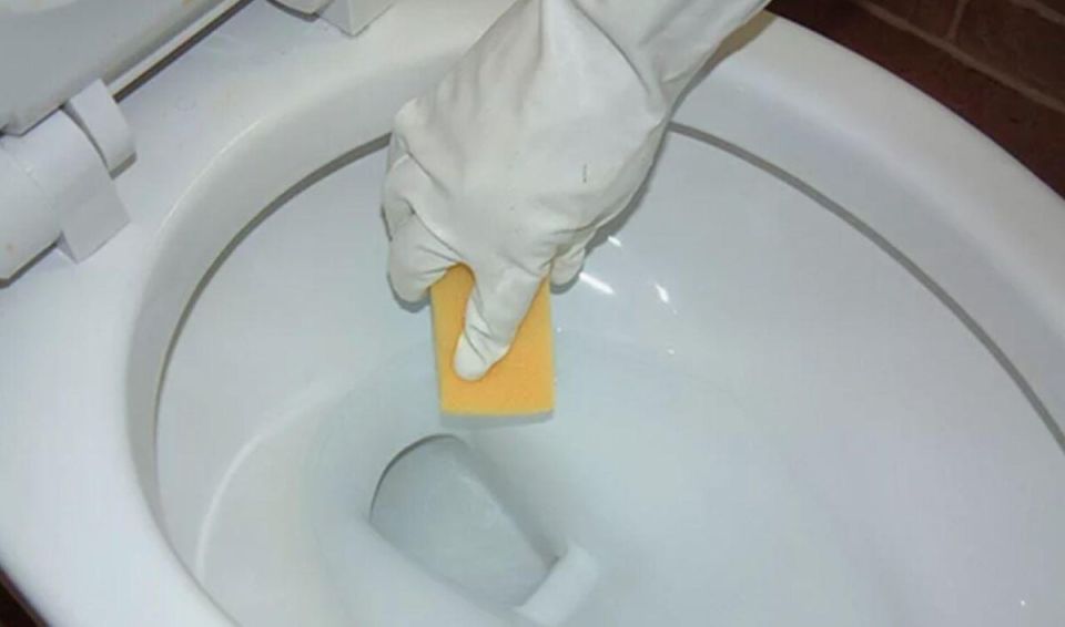 Секреты блестящего унитаза: как избавиться от налета без лишних затрат