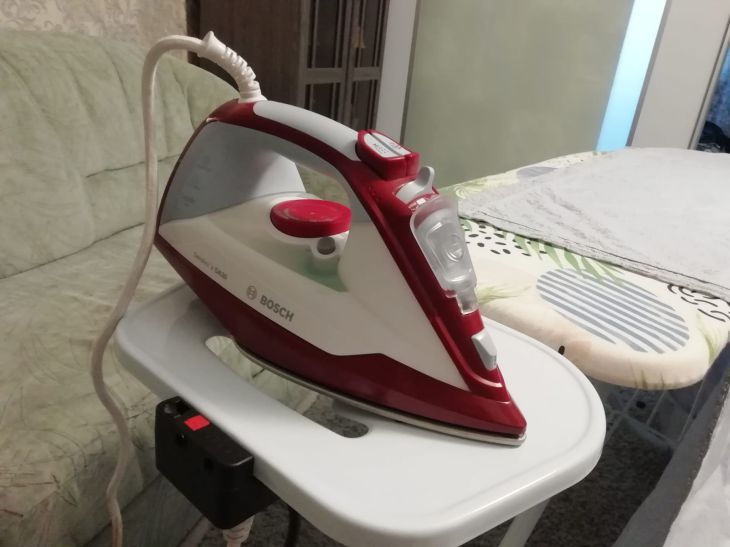 Как легко и быстро убрать след от утюга на одежде: 3 хитрости опытных хозяек