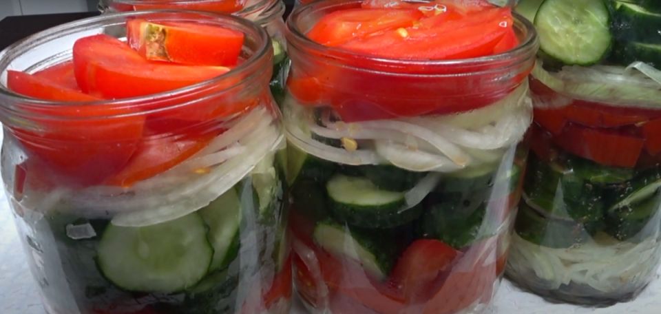 Ароматный зимний салат: готовим слоёную заготовку из огурцов, помидоров и лука