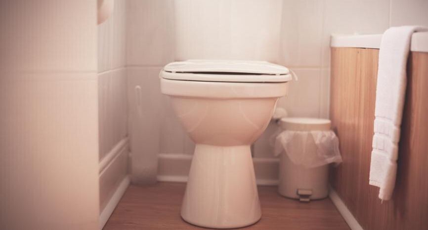 Почему не стоит смывать мусор в унитаз