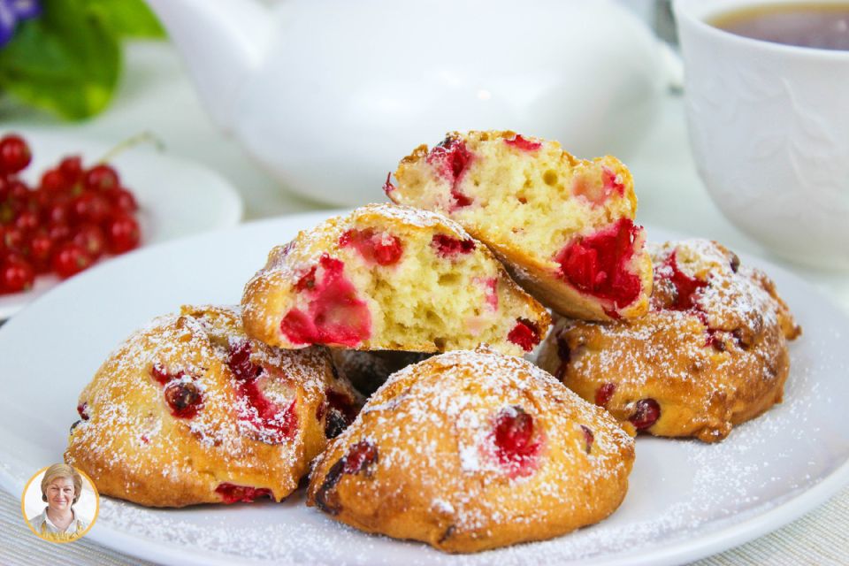 Нежное и быстрое печенье с красной смородиной