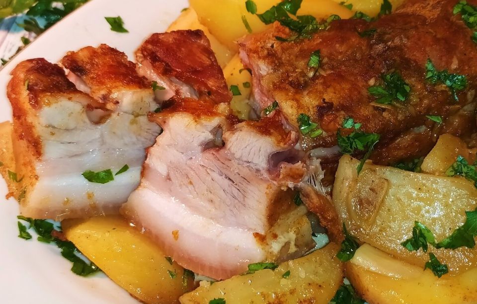 Домашняя свиная грудинка с картофелем в духовке: простой путь к сочному мясу и ароматному ужину