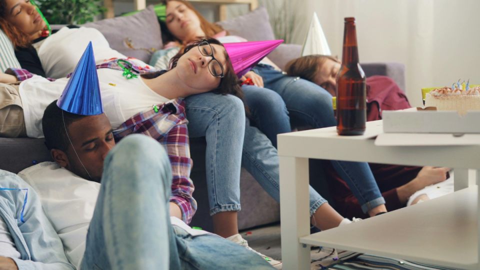 Когда соседа можно выселить через продажу квартиры по суду