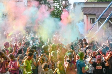    ,  60-    96-   , 6          Holi Dance