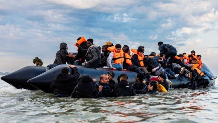 Британская пресса сохраняет свой уровень: теперь они обвиняют Путина в наплыве мигрантов в королевство