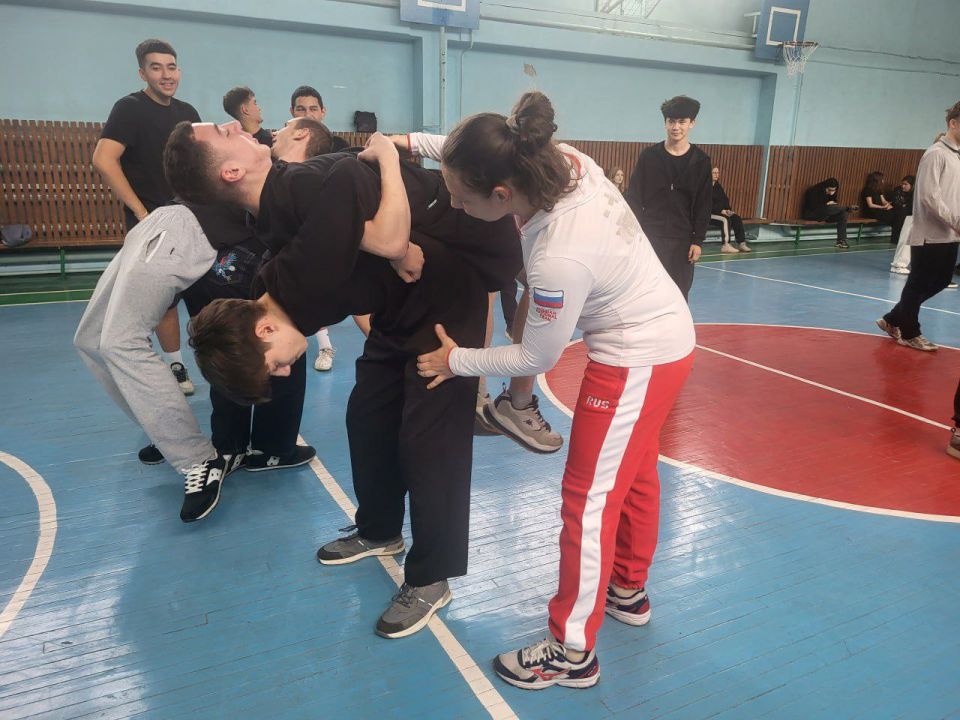 Чемпионка мира по самбо провела зарядку для студентов Люберец