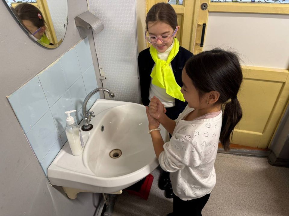 15.10.2025. Чистые руки – здоровые сердца! Наши новоиспеченные юннаты провели свою первую акцию! Она была приурочена к Всемирному дню мытья рук, который отмечается 15 октября