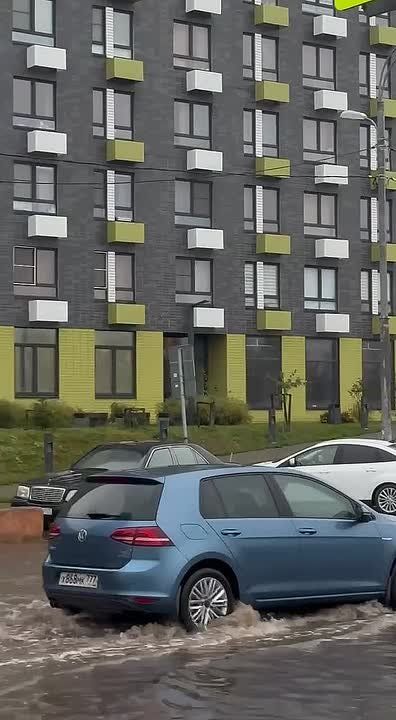 «Пешеходный переход или пешеходный переплыв» — цитата дня из подмосковного Дрожжино, где дождь затопил дороги