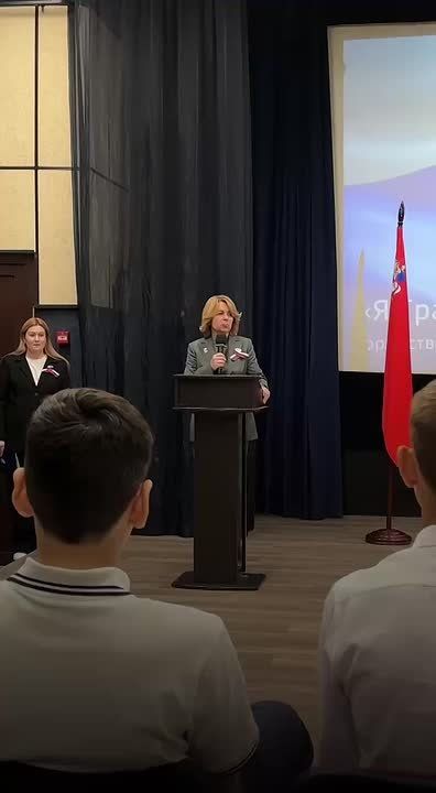 С гордостью и широкой улыбкой – именно так принимали свои первые паспорта граждан России 21 юный домодедовцев