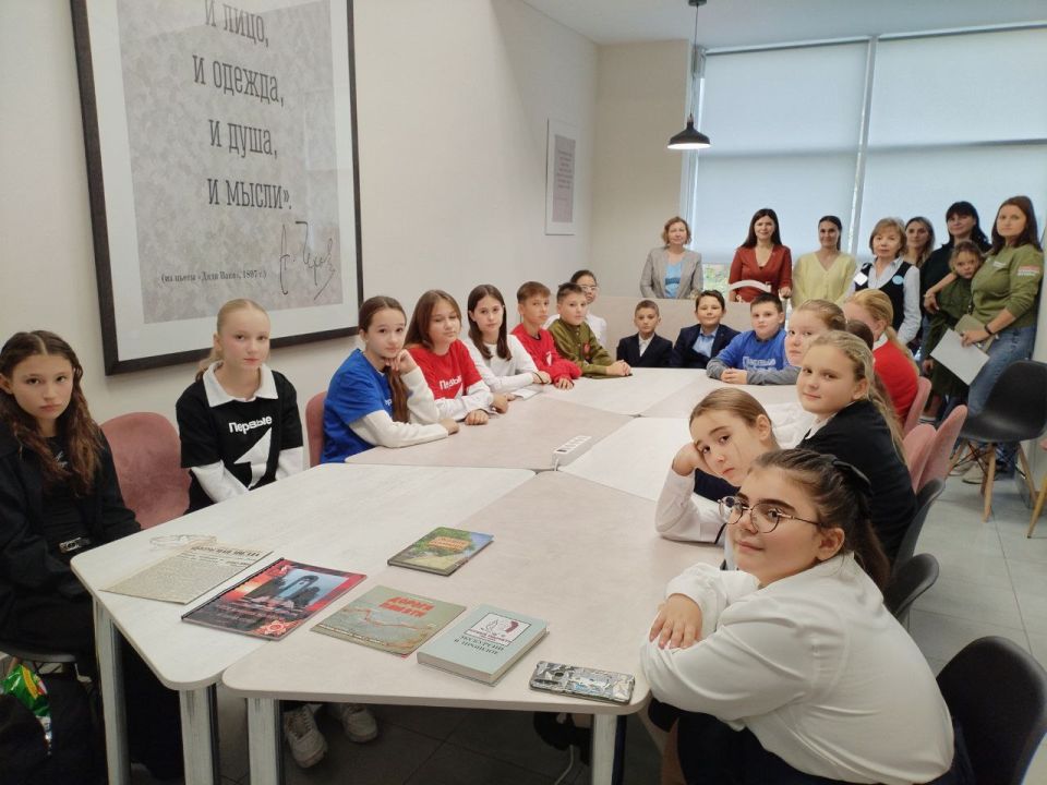 Патриотический квартирник собрал активистов «Движения Первых» в чеховской библиотеке