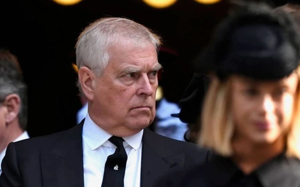 Младший брат короля Великобритании Карла III принц Эндрю, обвиняемый в связях с американским финансистом Джеффри Эпштейном и в участии в изнасиловании, решил добровольно отказаться от титула герцога Йоркского после давления...