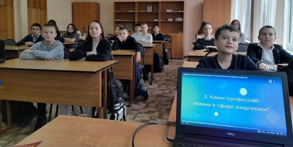 Сегодня, 16 октября, в МБОУ СОШ №1 м.о Чехов вновь все обучающиеся 6-11 классов вовлечены в увлекательное путешествие по миру профессий, потому что четверг у нас - профориентационный день