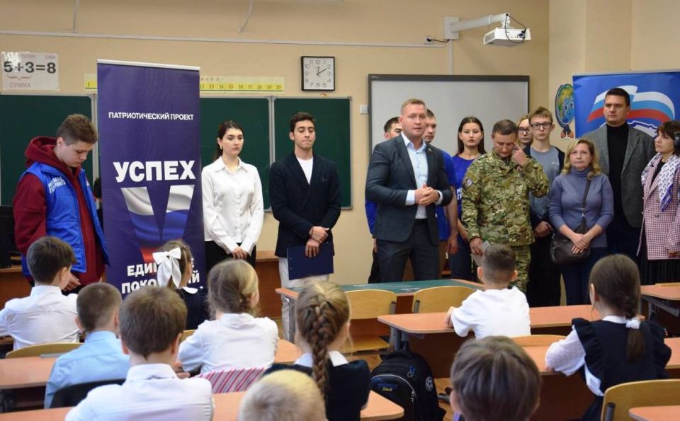 В Образовательном комплексе № 1 города Пушкино открыли Парту Героя, посвященную Владимиру Андреевичу Кузнецову, выпускнику этого учебного заведения