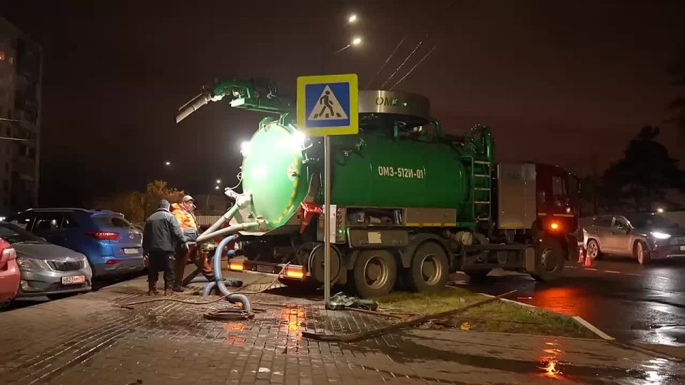 Аварийные службы устраняют подтопление на улице Стрелковой в Мытищах