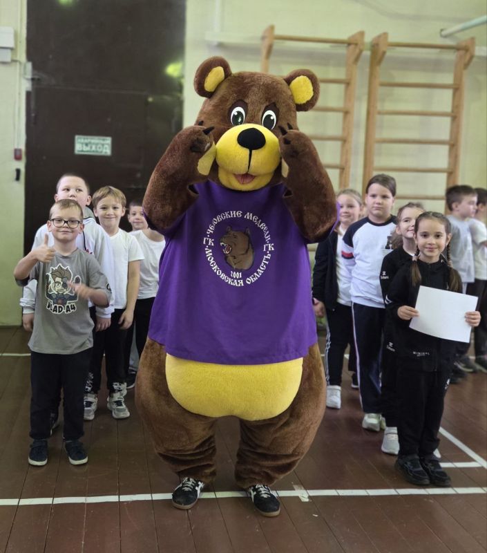 15 октября в спортивном зале МБОУ СОШ№1 м.о Чехов проходил физкультурный праздник День здоровья , который провели ребята из гандбольного клуба «Чеховские медведи»
