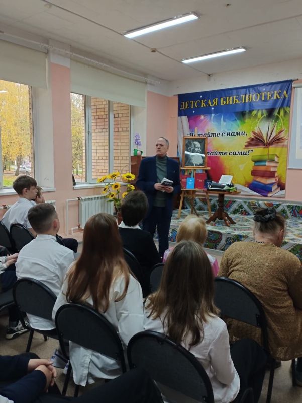 Обучающиеся 7в класса, классный руководитель Лобанова В. И., посетили детскую библиотеку, где с огромным удовольствием послушали стихи и воспоминания о М. Камшилине, основателе литературного кружка "Лопасненский родник"