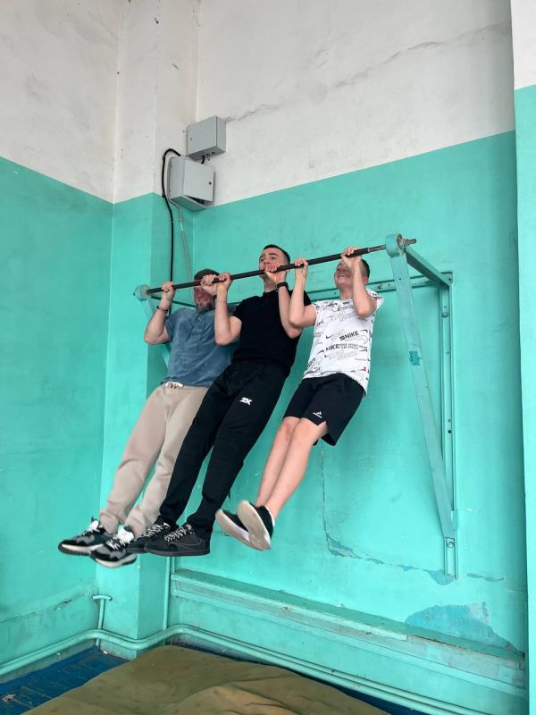 17.10.2025. Всероссийская акция "Вместе с папой" 1Активисты Движения Первых, ученики и родители организовали спортивный турнир по футболу "Территория пап"