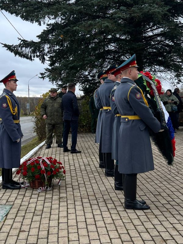16 октября В деревне Алексеевка муниципального округа Чехов у мемориала «Скорбящая мать» прошла торжественная траурная церемония перезахоронения офицера Красной Армии, погибшего в годы Великой Отечественной войны