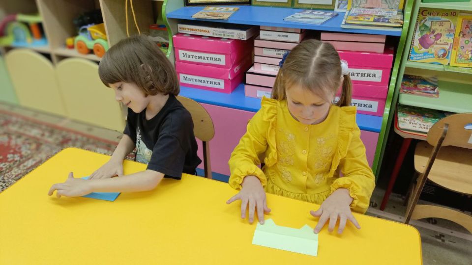 В рамках профилактики ДДТТ воспитанники подготовительной к школе группы Матрёшки приняли участие в занятии Берегись автомобиля