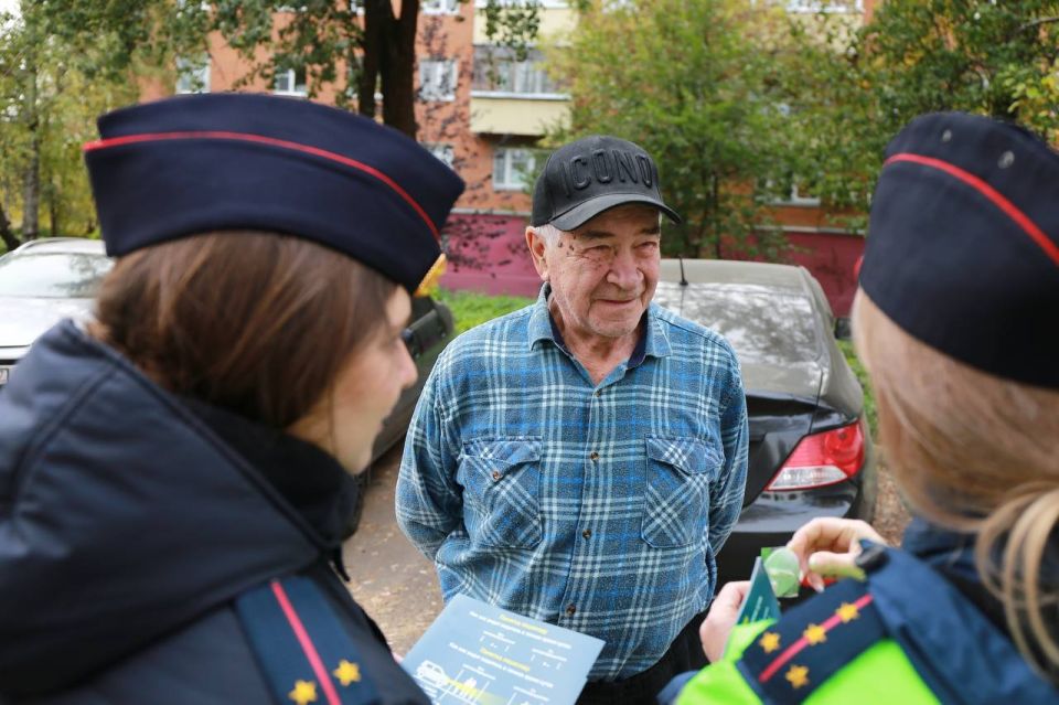 Сотрудники Госавтоинспекции в Подольске напомнили пешеходам о дорожной безопасности