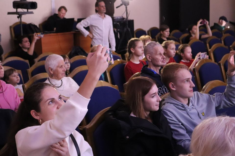 В третье воскресенье октября наша страна отмечает День отца — тёплый и душевный праздник, посвящённый самым надёжным и сильным людям в нашей жизни