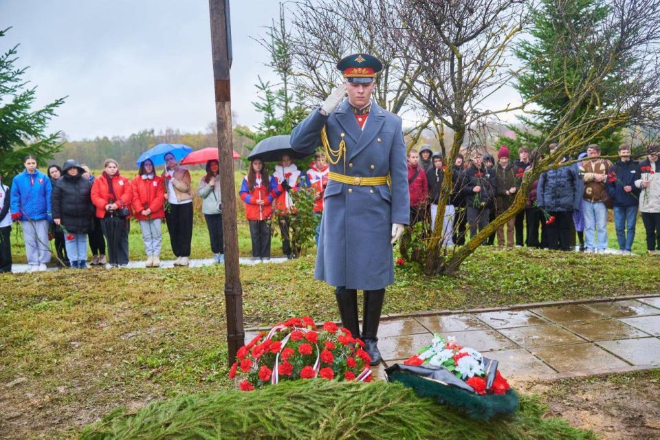 15 октября в муниципальном округе Чехов состоялась трогательная церемония захоронения останков бойца Красной Армии, павшего осенью 1941 года вблизи деревни Алексеевка