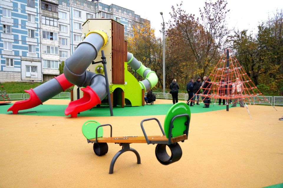 В этом году по муниципальной программе «Формирование современной комфортной городской среды» во дворе на улице Октябрьской у домов д. 6, 7, 7а, 8а, и 10 в Хотькове установили новую современную детскую игровую площадку