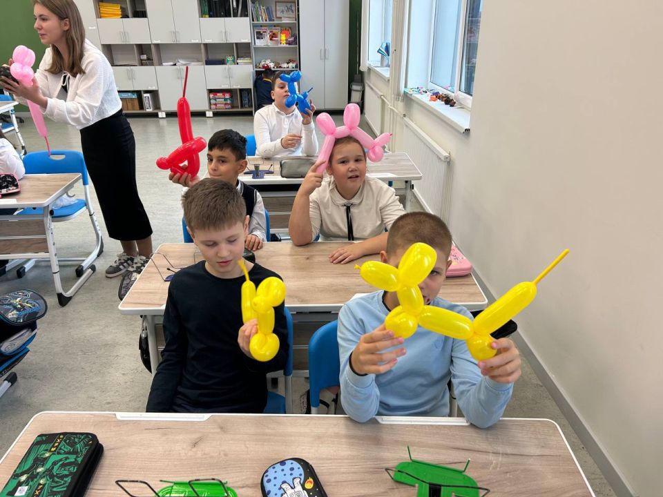 В 1»З» (ОВЗ) 8е класс провел увлекательный мастер-класс по аэродизайну с шариками!