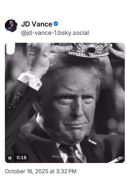Тролинг по королевски.. Вице-президент США Джей Ди Вэнс в соцсети Bluesky social опубликовал сгенерированный ИИ видеоролик с Дональдом Трампом в образе короля в разгар протестов No Kings ("Без королей")