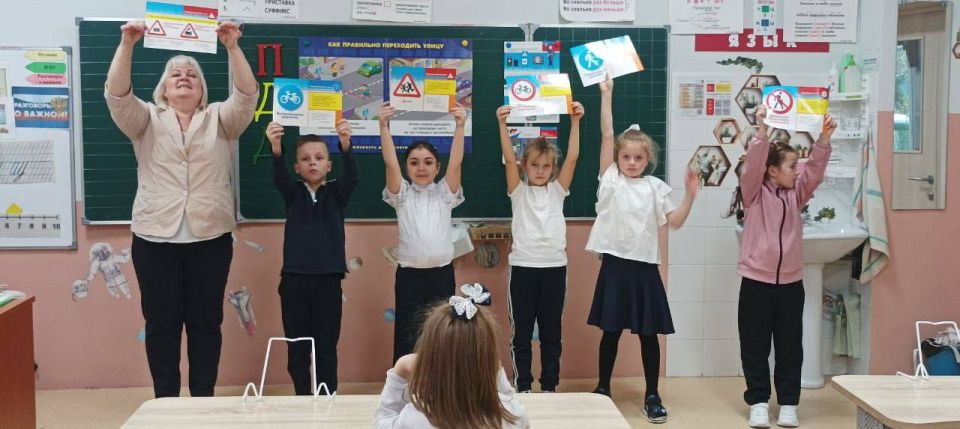 В рамках единого дня ДДТТ , 17.10.2025 г, Орлята России из 1д и 1е классов МБОУ Любучанской СОШ (здание Столбовая) м.о. Чехов, приняли участие в интерактивном мероприятии по отработке знаний правил дорожного движения