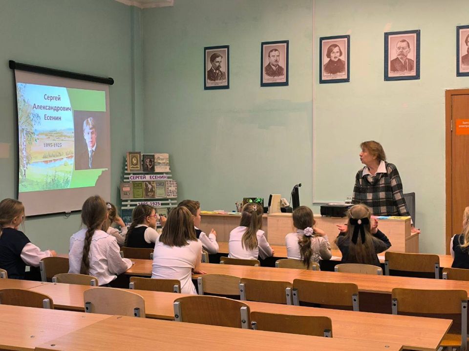 17 октября в читальном зале библиотеки МБОУ Любучанской СОШ м.о. Чехов состоялся Есенинский фестиваль поэзии, в котором приняли участие учащиеся 3а, 3б, 3э, 4в, 5а, 5б, 5м, 6а, 6б, 7м, 8а, 8б, 8к классов