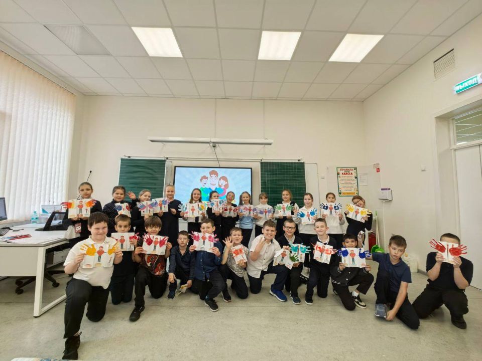 ученики 3 Ж класса с радостью делали открытки для своих пап в честь Дня отца!