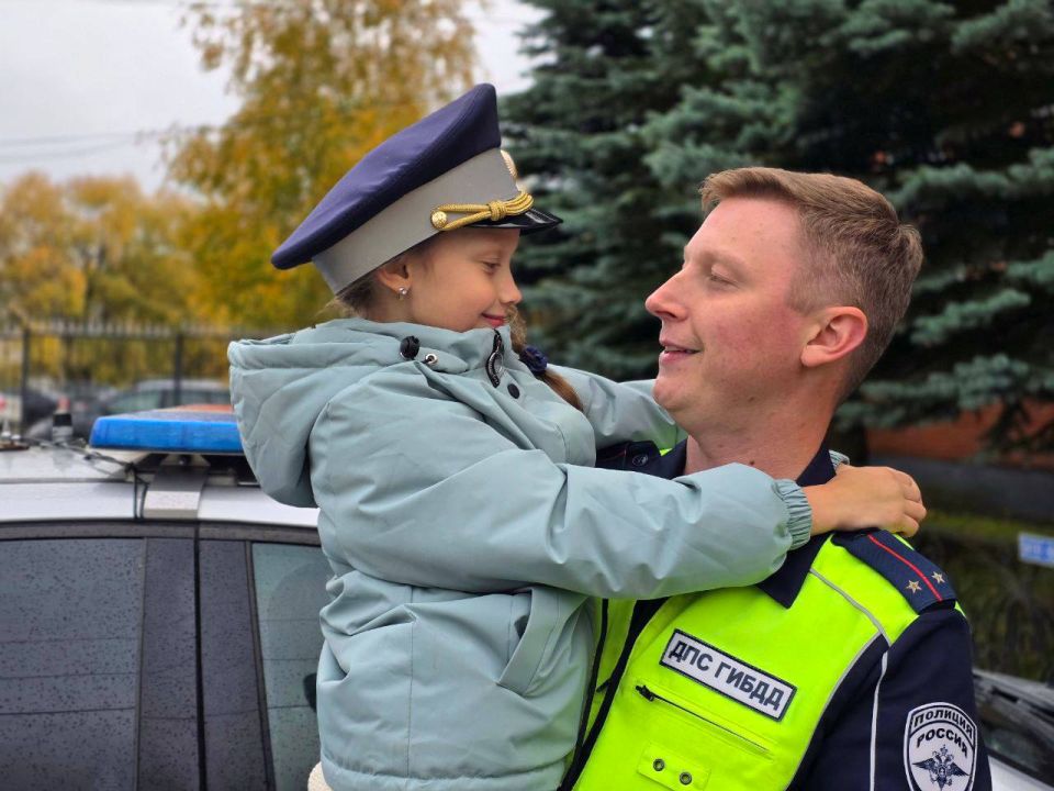 В преддверии Дня отца Госавтоинспекция Власихи открыла двери для своих детей