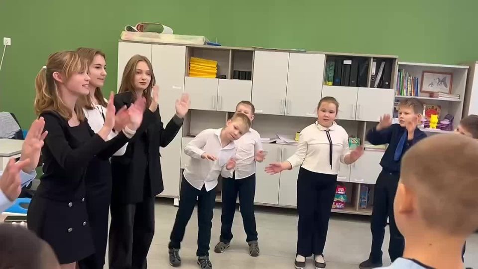 Сегодня в гимназии №7 прошла яркая и тёплая перемена для 1”3”-го класса (ОВЗ) ее провели ученики 8Е класса !