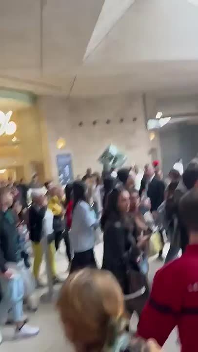 По предварительным данным, из Лувра были похищены девять ювелирных предметов из знаменитой коллекции драгоценностей Наполеона I и императрицы Евгении Богарне