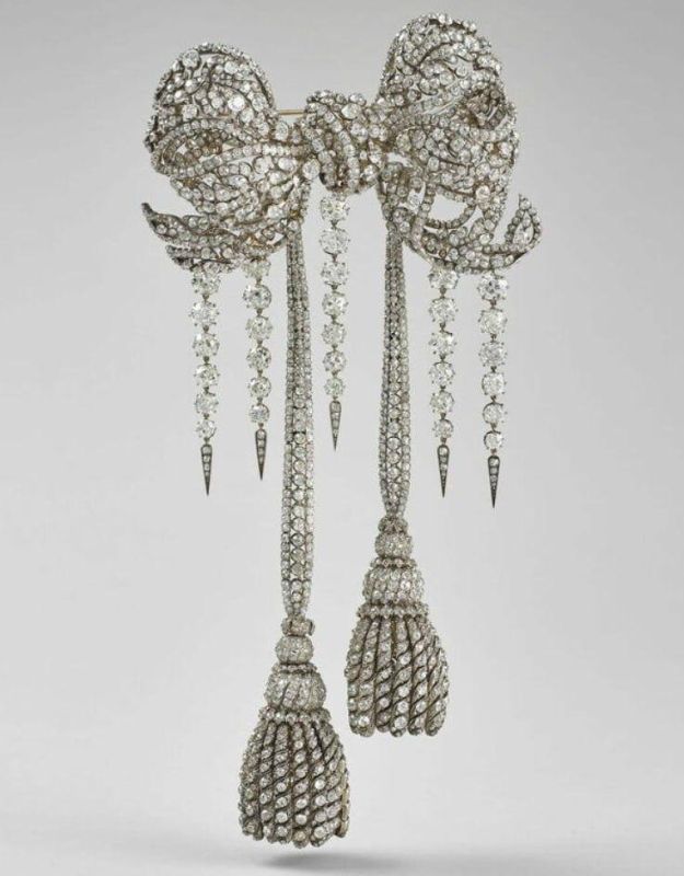 Украденный из Лувра бриллиантовый бант императрицы Евгении был куплен музеем за 6,72 млн евро, — Le Parisien