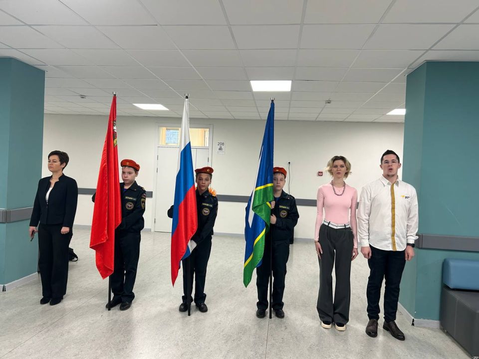 Понедельник 20 октября встречает нас еженедельной торжественной линейкой с поднятием флага и гимном