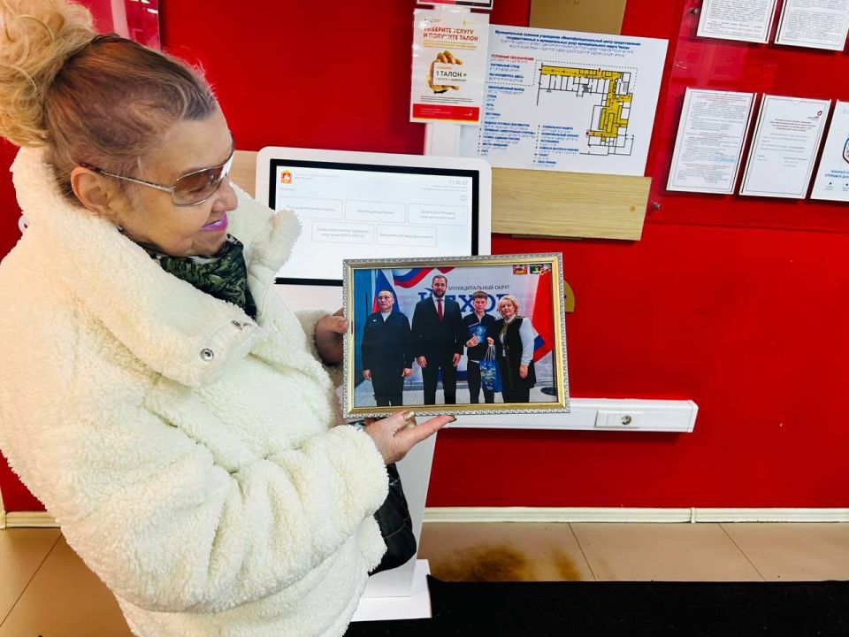 Сегодня вручили фотографию бабушке Калашникова Даниила, одному из участников торжественной церемонии, на которой Глава муниципального округа Чехов — Михаил Николаевич Собакин вручал юным жителям округа паспорта граждан...