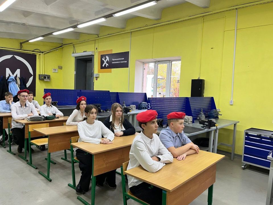 Шаг в будущее: девятиклассники МБОУ СОШ № 8 открывают мир профессий в Чеховском техникуме!
