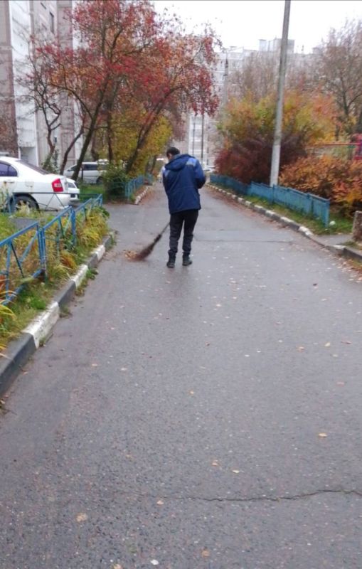 Чистота – залог уюта!. Начинаем рабочую неделю с уборки! Сегодня наши дворники уже вовсю трудятся, наводя чистоту на дворовых территориях по следующим адресам: ул