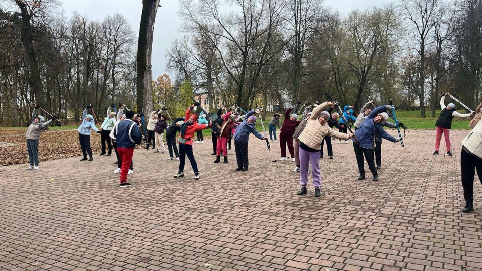 Понедельник, в Городском парке, начался с разминки и зарядки от "Активного долголетия"