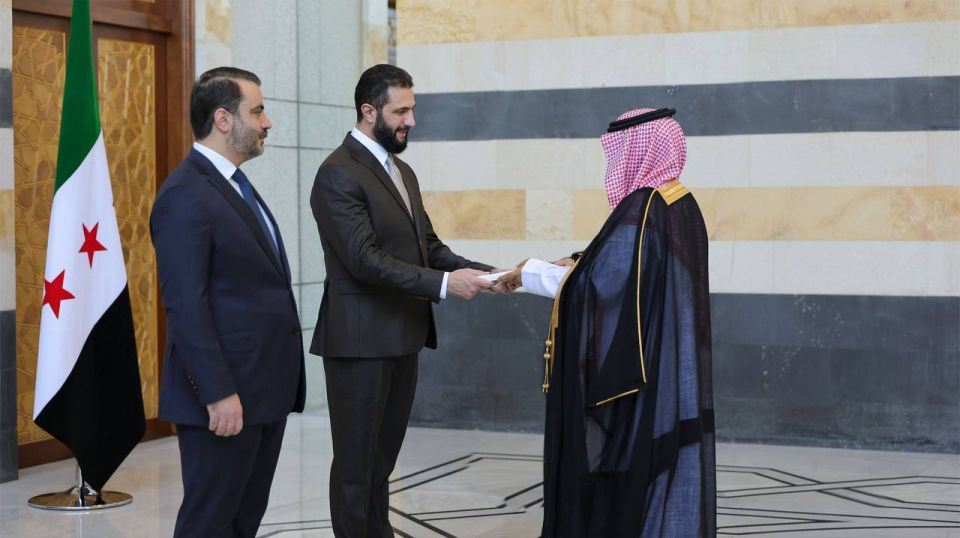 Сегодня президент Сирии Ахмад аш-Шара в присутствии министра иностранных дел и эмигрантов Ассада Хасана аш-Шейбани принял верительные грамоты посла Королевства Саудовская Аравия в Сирии Фейсала бин Сауда аль-Муджафала