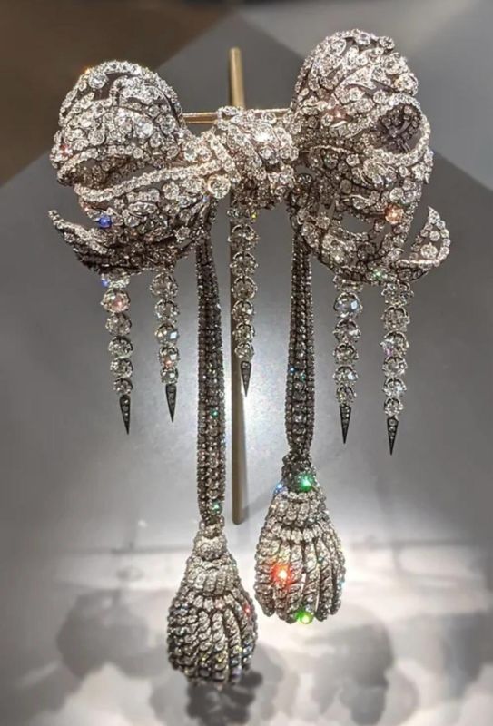 Администрация Лувра составила список похищенных из музея сокровищ: