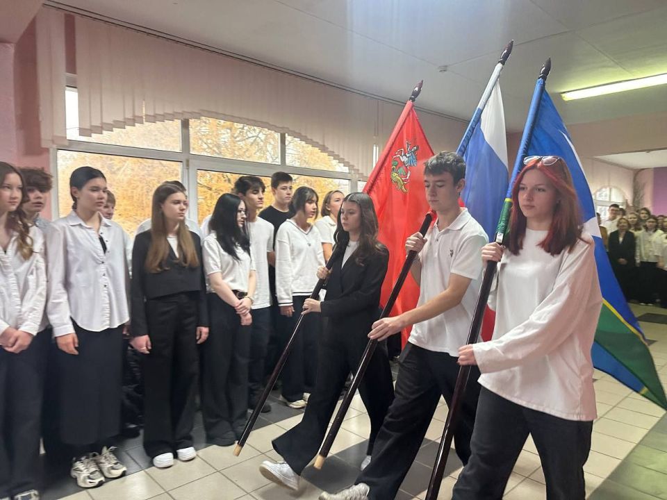 По понедельникам, как заведено, в нашей школы царит атмосфера торжественности